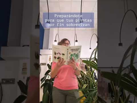 Una persona entrena mientras estudia el libro Cómo no matar a tus plantas