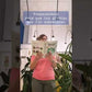 Una persona entrena mientras estudia el libro Cómo no matar a tus plantas