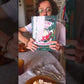 Un hombre y una mujer enseñan el libro de Recetas de las películas del Studio Ghibli y prueban una receta.