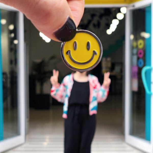 pin de carita sonriente hacie do un juego visual