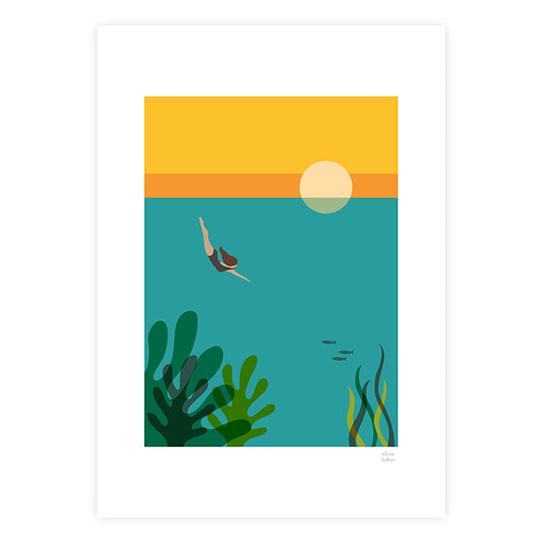 Ilustración de una chica zambulléndose en el mar azul con pececillos, algas y una puesta de sol de fondo de Elisa Talens