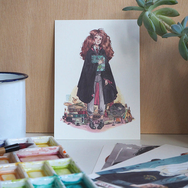 Ilustración de la bruja Hermione de la saga de Harry Potter en el pack negro con ocho postales de la ilustradora Esther Gili