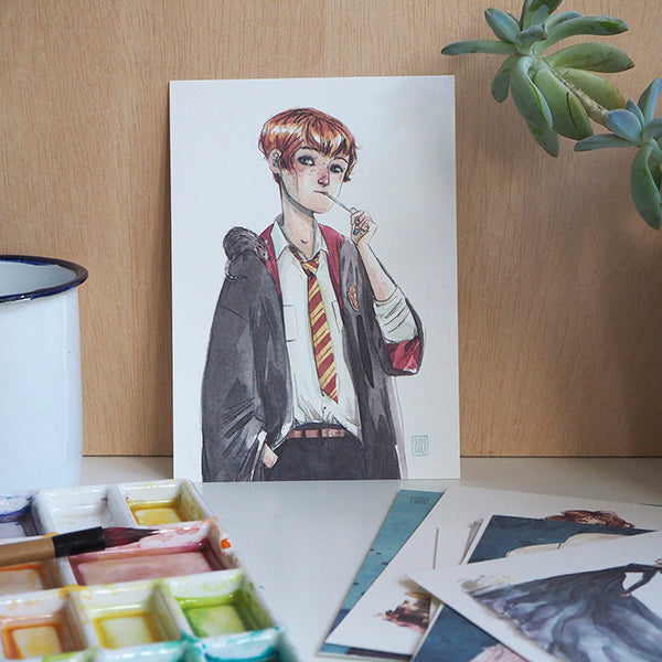 Ilustración del mago Ron de la saga de Harry Potter en el pack negro con ocho postales de la ilustradora Esther Gili