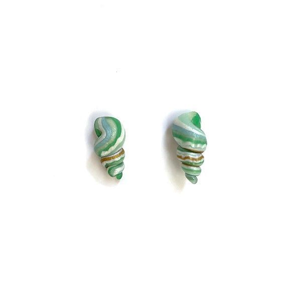 Mini pendientes de natsuokamu con forma de caracola marina verde jaspeada