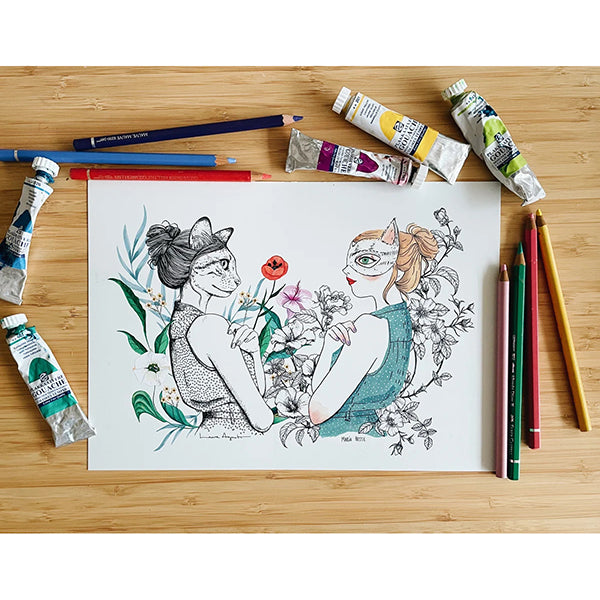 La ilustración Nature de Laura Agustí y María Hesse sobre una mesa de madera con lápices y botes de pintura alrededor.