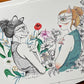 Detalle de la ilustración Nature de Laura Agustí y María Hesse con dos figuras femeninas gato y flores