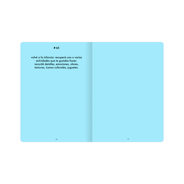Páginas interiores del libro Somos Universos de May Groppo en color azul para volver a la infancia