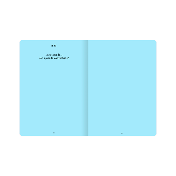 Páginas interiores del libro Somos Universos de May Groppo en color azul para reflexionar