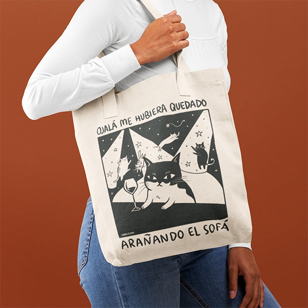 bolsa de tela con un chiste gráfico sobre gatos que arañan el sofá de la ilustradora María Gómez