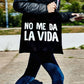 Persona con prisa con una bolsa de tela negra con la frase: "No me da la vida"