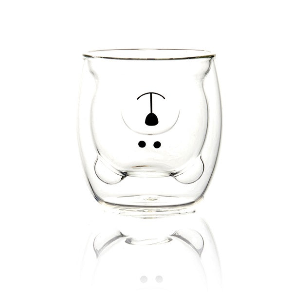 Un vaso de cristal con forma y cara de oso.